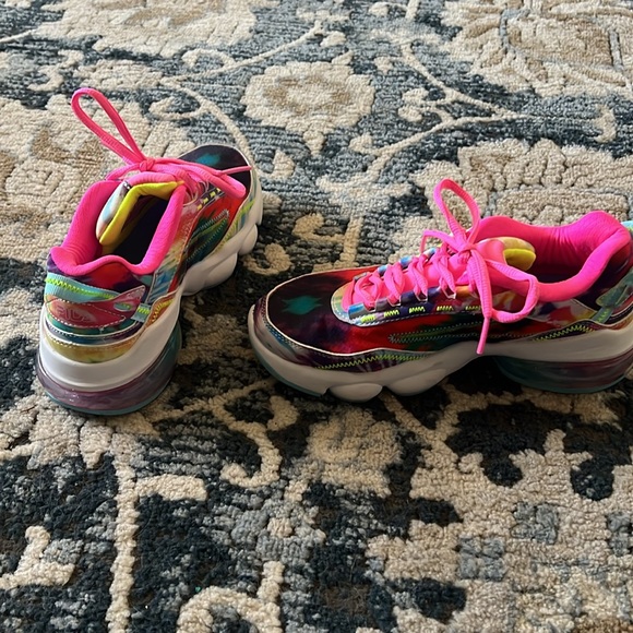 Size 6 Tye Dye Fila Shoes - Picture 8 of 10